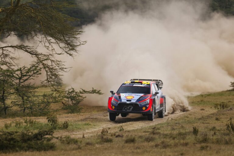 Neuville óriásit hibázott, kizárták a Szafari Rallyról