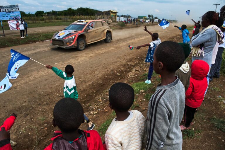 Elképesztő tempó, hatalmas drámák, balesetek, mocsárjárás – Szafari Rally 2023 (videó)