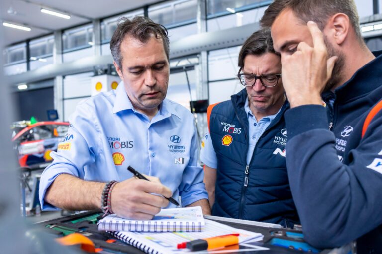 Így működik a Hyundai Motorsport csapata a versenyek alatt (videó)