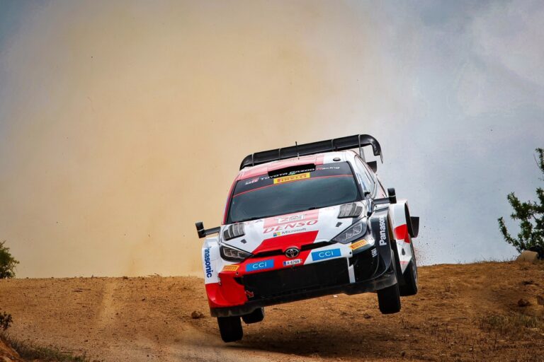 Elképesztő belső! Sébastien Ogier az 50 km-es, esős Szardíniai szakaszon (videó)