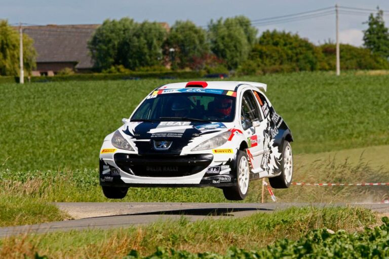 Consani és Vilmot teljesítette az Ypres Rally szakaszát, majd olyan történt, ami miatt még menet közben ki kellett ugraniuk az autóból