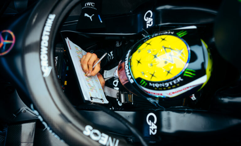 Mick Schumacher másodszor vihette pályára Hamilton és Russell idei autóját