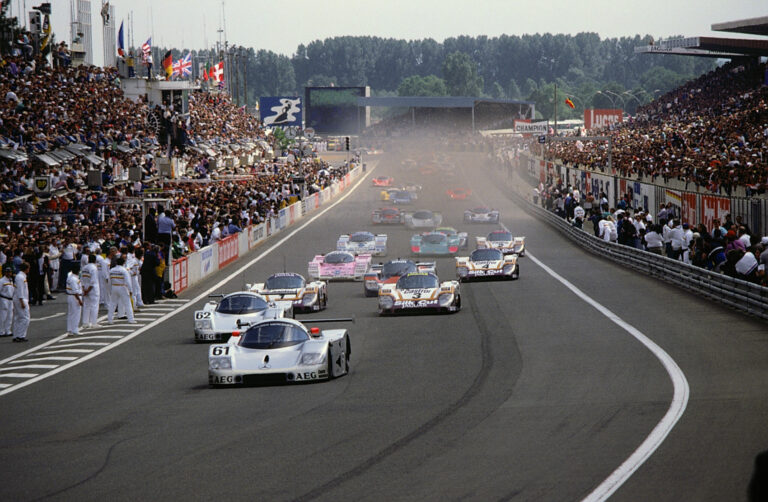 V12-es F1-es motorokat megszégyenítő üvöltéssel halt meg a sportautózás aranykora (videó)