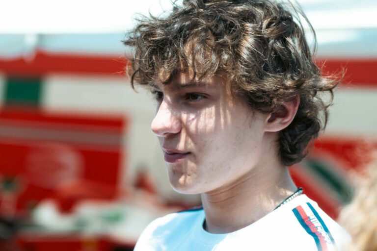 Újra egy Kimi száguldott egy F1-es autóban