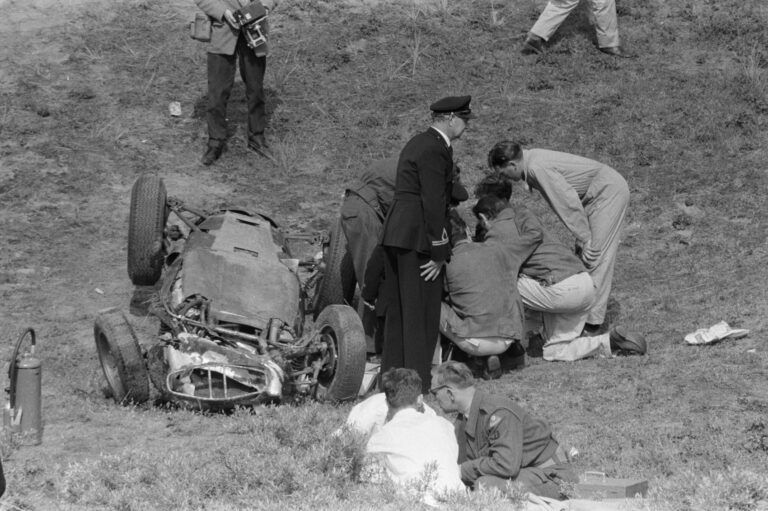 Egy tiltott helyen lévő szurkoló halálával kezdődött az F1 egyik legsötétebb hónapja