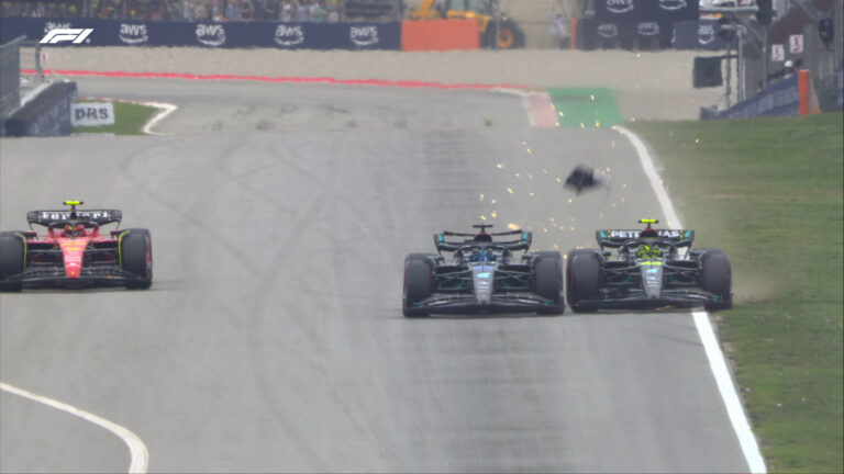 Káosz az időmérőn: ütköző Mercedesek, betliző Ferrari és hibázó Pérez Barcelonában
