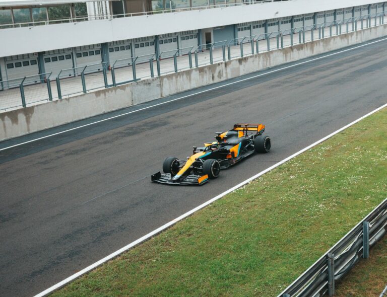 Így repesztett a Hungaroringen az IndyCar-bajnok az F1-es McLarennel (videó)