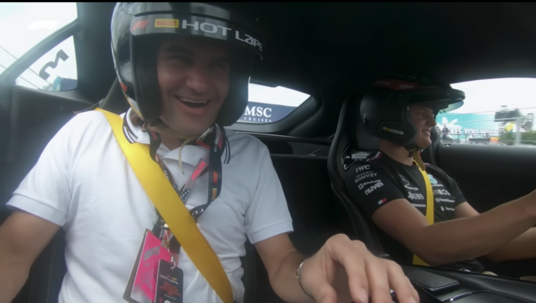 „Istenem! Ez őrület” – Mick Schumacher megautóztatta Roger Federert (videó)