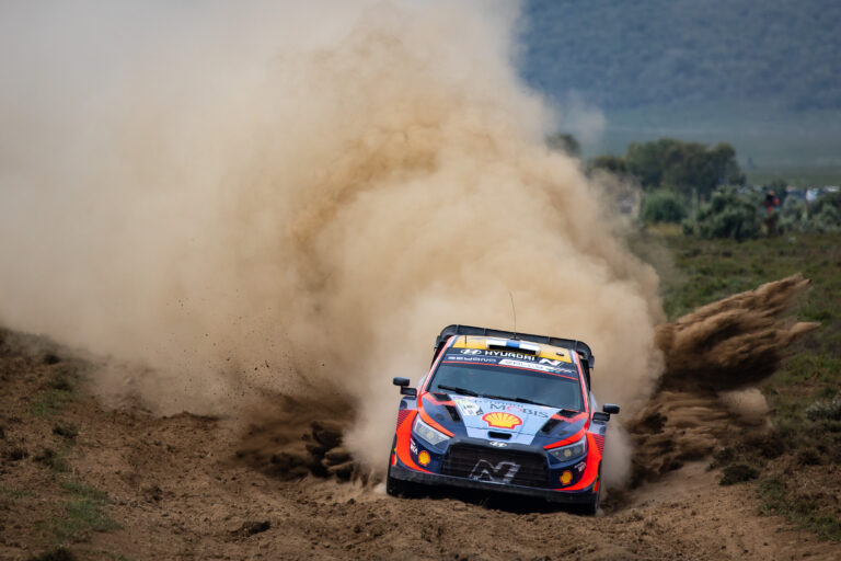 A Hyundai versenyzői közül az újonc áll a legjobban a Szafari Rallyn