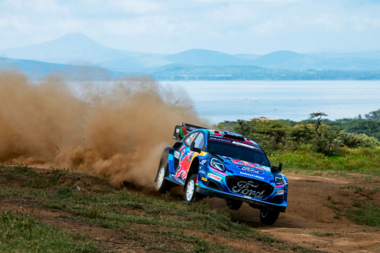 Tanak vezet a Szafari Rallyn