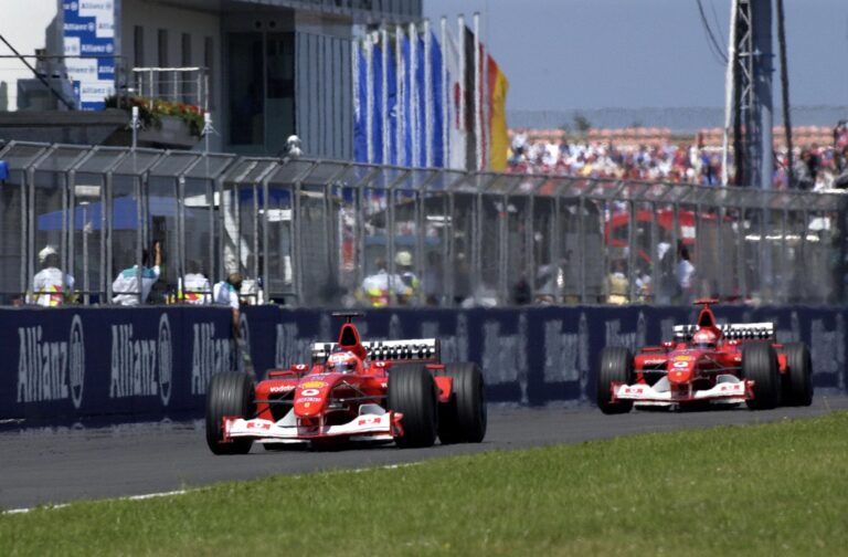 Egy világ várta feszülten, hogy a botrányos jelenetek után a Ferrari megint kedvez-e Schumachernek