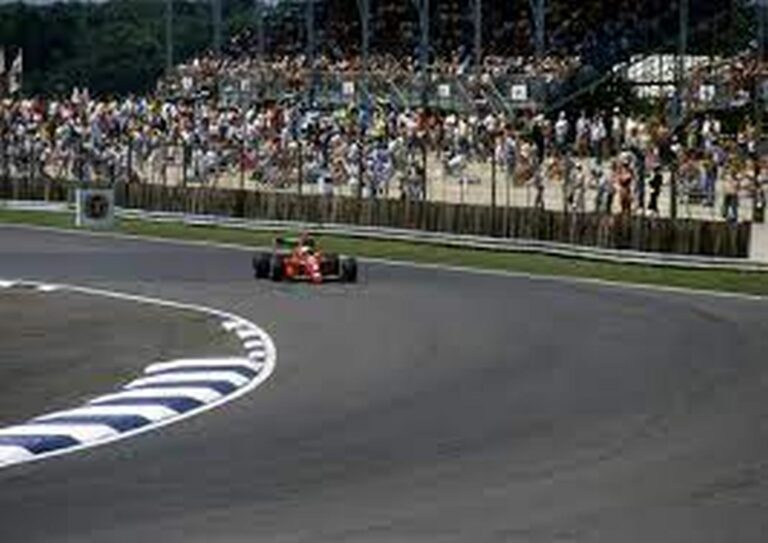 Senna fájdalmas kiesése után Mansell „elmebeteg” előzéssel lett az F1 oroszlánja