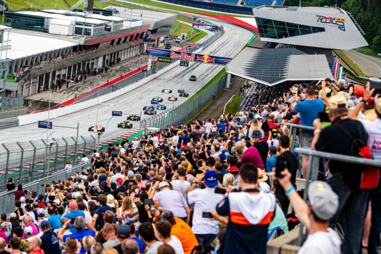 F1-es gépek és egyéb legendás versenyautók köröznek hétvégén a szomszédban