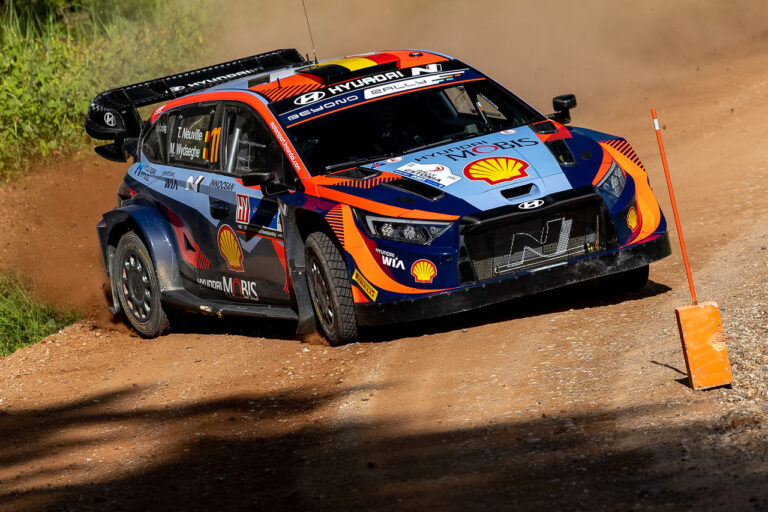 Tanak brutális tempót diktál, Neuville vezet az Észt Rallyn