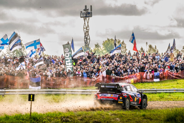 Neuville defekt, Rovanpera kényelmes előnyben az Észt Rallyn