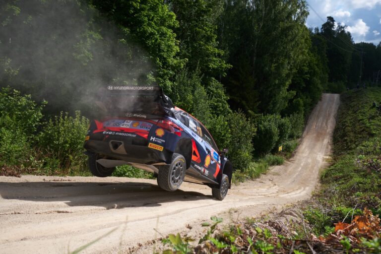 Kiderült, miért javult Neuville teljesítménye a gyors versenyeken