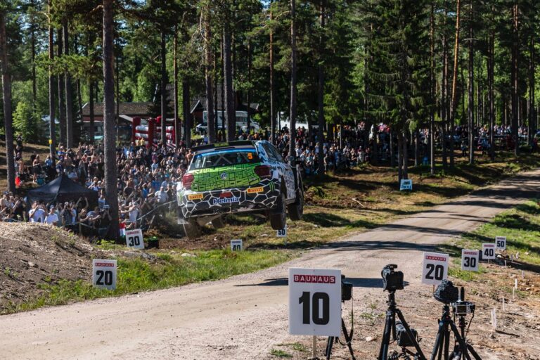 Solberg verhetetlen volt, Paddon növelte előnyét, Ostberg megdöntötte saját rekordját a Skandináv Rallyn