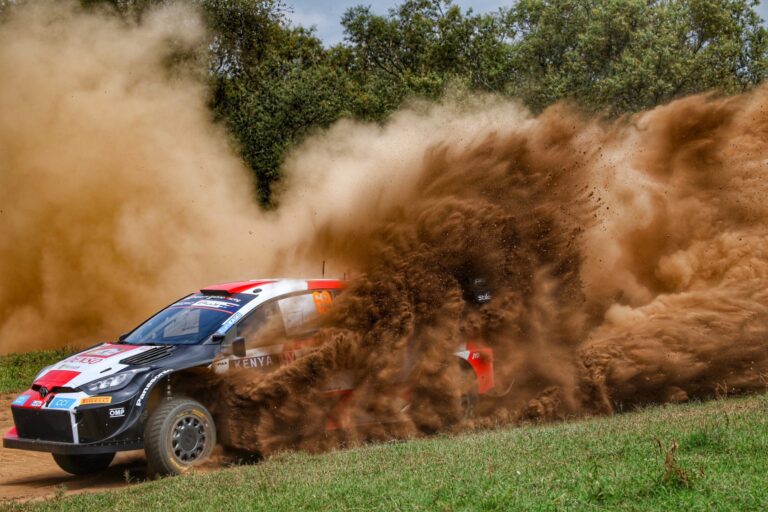 A Finn Rallyra is nemzeti versenyen melegítenek a WRC pilóták