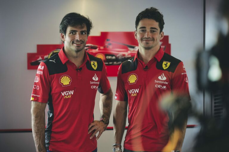 Meglepő név érkezhet Leclerc mellé a Ferrarihoz, miközben az IndyCar-bajnok is az F1-be tart