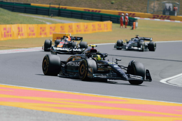 Hamilton épphogy legyőzte Verstappent, övé a több rekordot is jelentő pole a Hungaroringen
