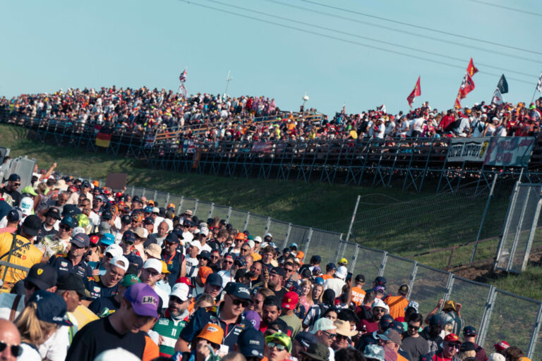 Tömött lelátók előtt csapott össze ismét Hamilton és Verstappen a Hungaroringen (galéria)