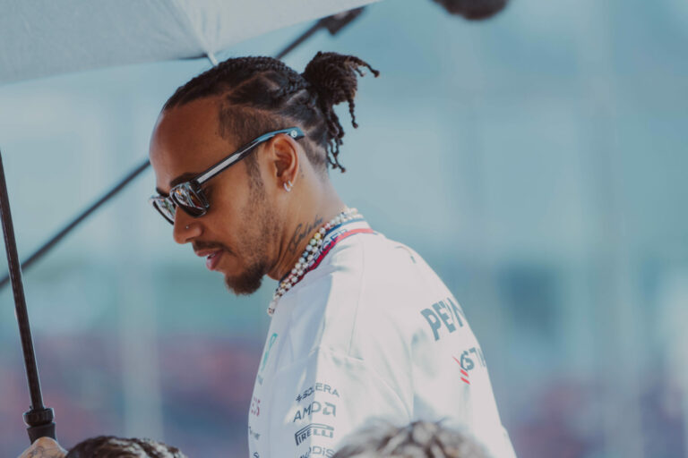 Egyszerre tartja „zseniális húzásnak” és hibának Hamilton leigazolását a népszerű csapat alapítója