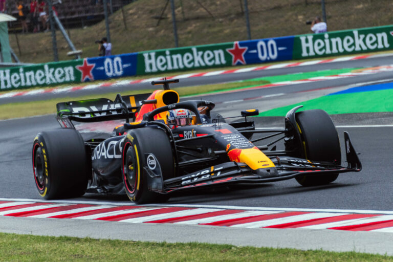 Felborult a sorrend a Hungaroringen, Verstappen a középmezőnyben, a Mercedesek még ott sem