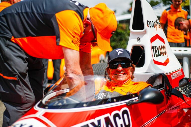 Hangot feltekerni – így szólt az első világbajnok McLaren Goodwoodban (videó)