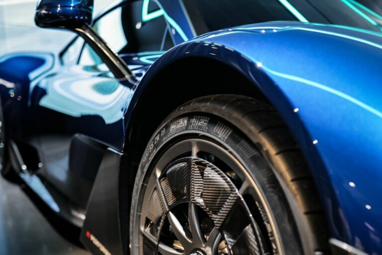 Legendás rekordot tartó, F1-es motorral hajtott ajándékot kapott Bottas a Mercedestől (képek)