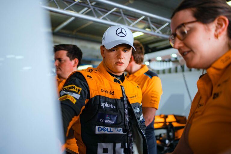 27 év után tesztelt ismét McLarent egy Schumacher (fotó)