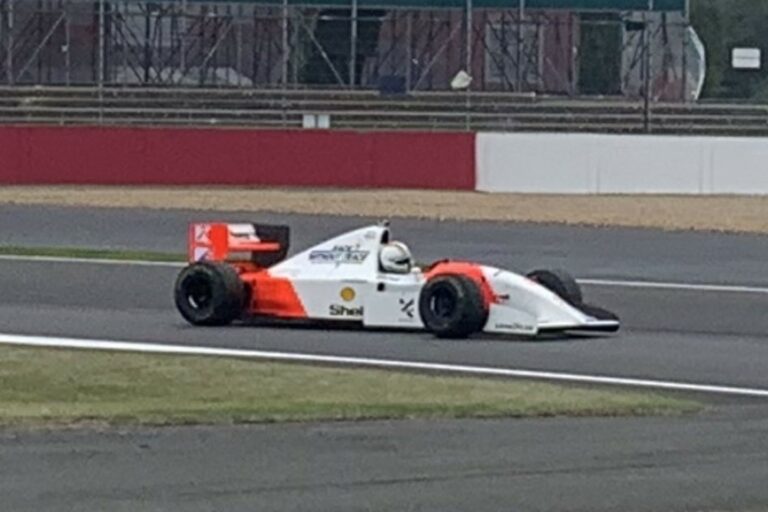 Micsoda meglepetés: Ayrton Senna utolsó McLarenjét vezette Sebastian Vettel (videó)