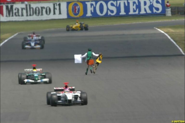 Mindenkit megrémisztett az őrült, aki 20 éve a száguldó F1-es autókkal szemben futott