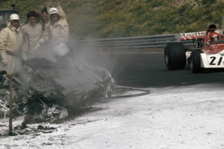 Hiába küzdött, nem tudta megakadályozni az F1 egyik legértelmetlenebb tragédiáját a bátor pilóta