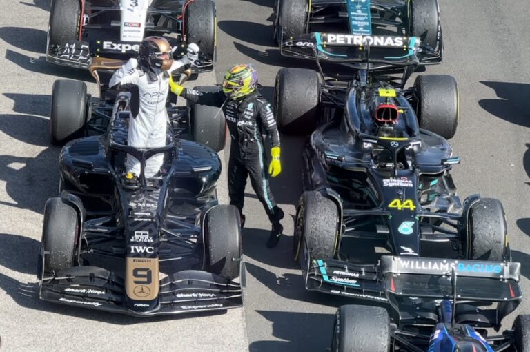 Hamilton olyan pilótával ünnepelt a Magyar Nagydíj után, aki nem is vett részt a versenyen (fotók)