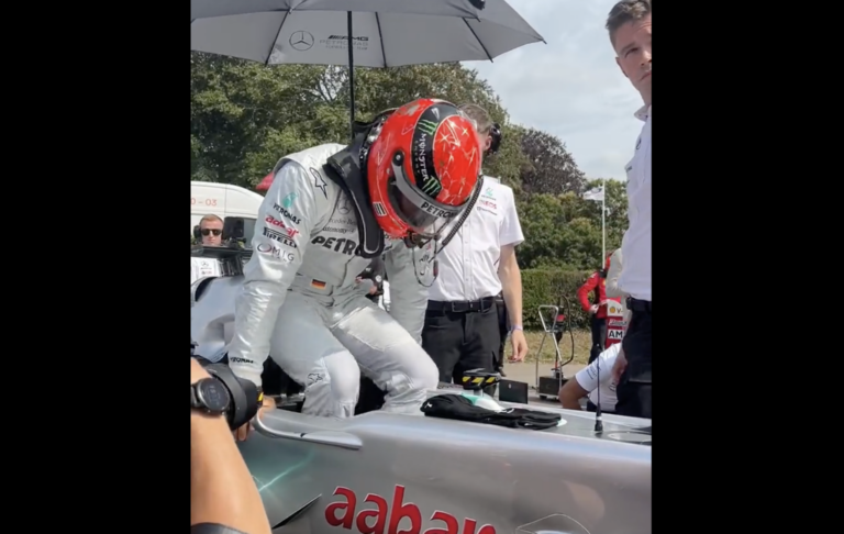 Ezt látni kell: Mick Schumacher apja sisakjában és overáljában vezette a V8-as Mercedest (videók)