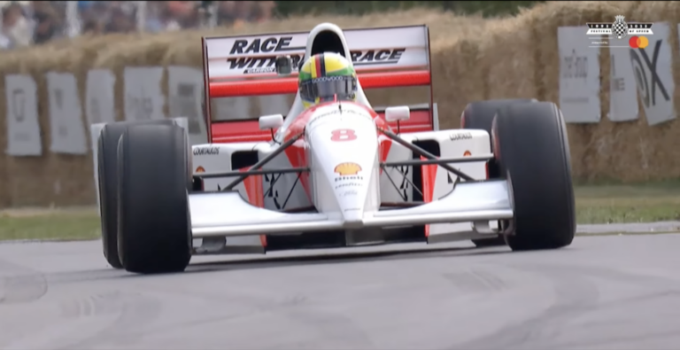 Vettel megidézte Sennát Goodwoodban, de csak miután gumit égetett Mansell Williamsében (videó)