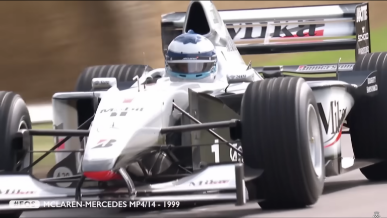 54 évesen vezette világbajnok McLarenjét Mika Häkkinen (videó)