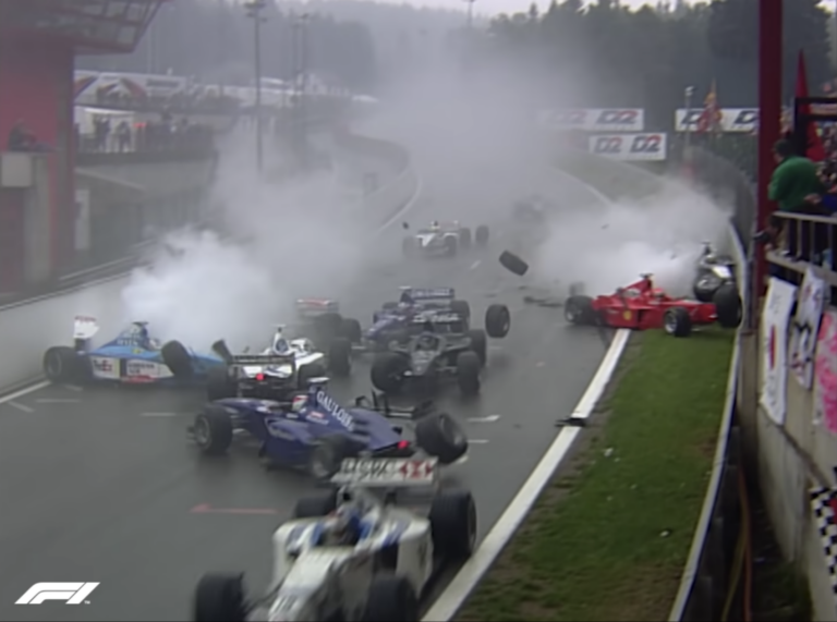 13 összetört autó, milliárdos kár, két sérült – ilyen volt az F1 legnagyobb tömegbalesete (videó)
