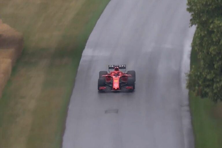 Vettel Ferrariját és a Mercedes utolsó világbajnok autóját is meghajtották Goodwoodban (videók)