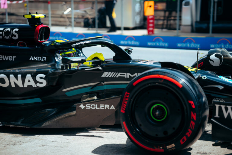 Hamilton hibázott, majd Verstappen is kitolt vele, így ő lett a drámai meglepetés a sprint időmérőn
