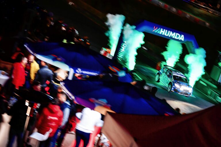 A szuperspeciál a rally egyik leglátványosabb része – októberben a Rally Hungaryn újra átélhető az élmény