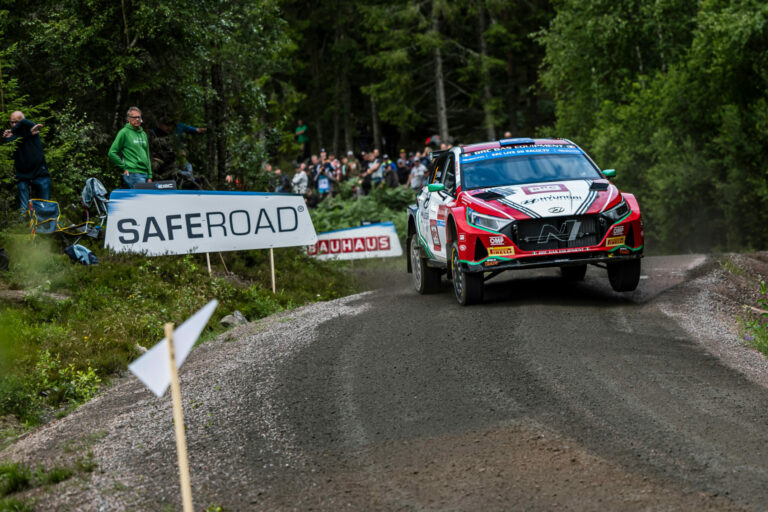 Hatalmas csata és óriási baleset a Skandináv Rallyn szombat délelőtt