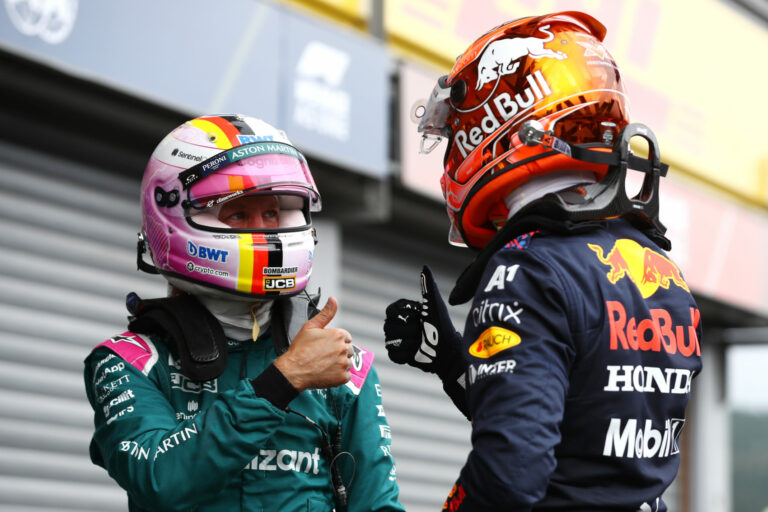 Megvoltak a konfliktusaik, de Vettel megvédte a rekordját veszélyeztető Verstappent