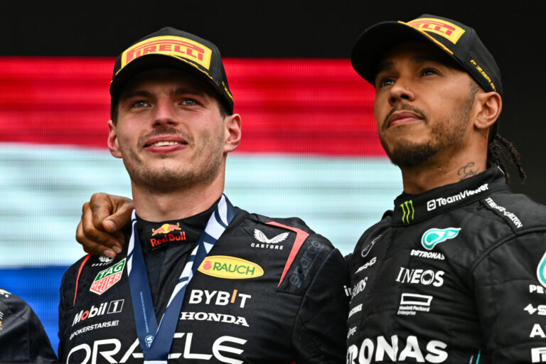 Hamilton továbbra sem tágít, szerinte az F1-nek meg kell állítania Verstappent