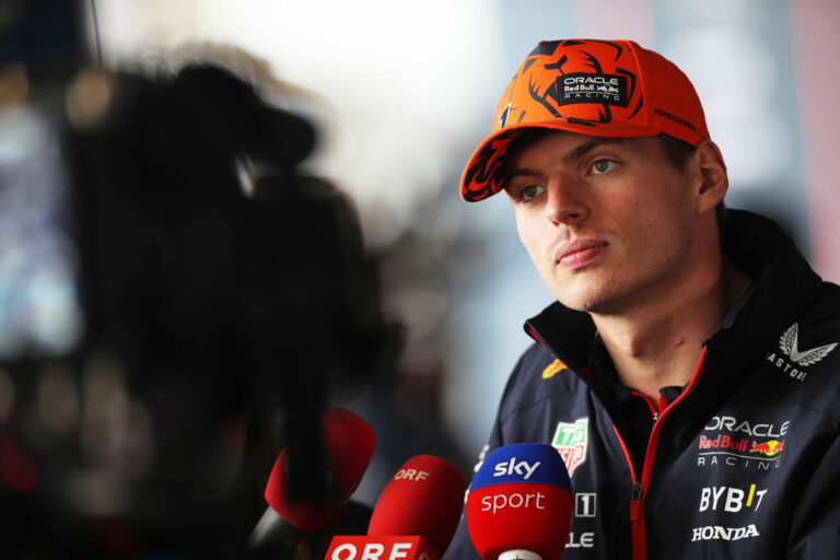 Verstappen csak nyafog, és azért fenyegetőzik, mert több pénzt akar