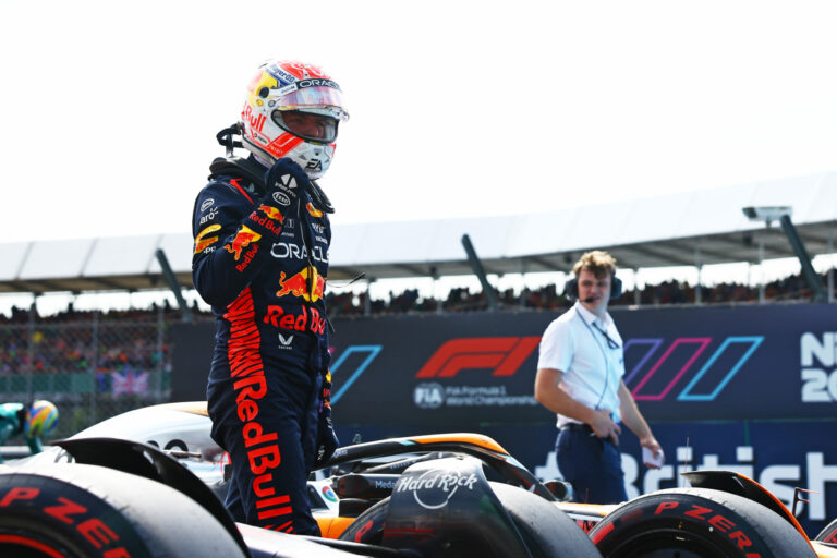 Verstappen falnak ment, Pérez ismét betlizett, a McLaren feltámadt Silverstone-ban