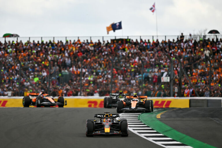 A Red Bull megdöntötte Sennáék rekordját, Norris óriási csata után verte meg Hamiltont