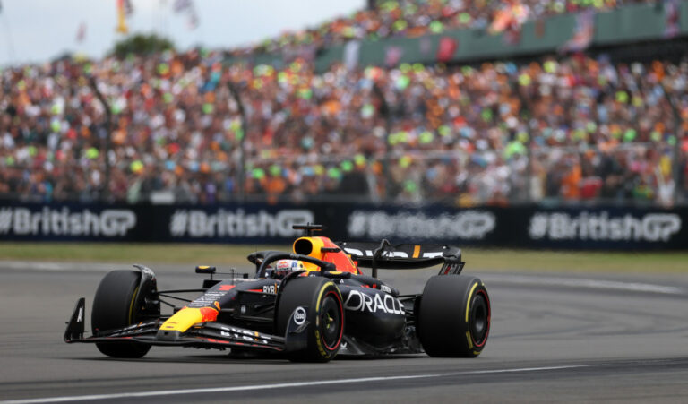 Verstappen már a futamok közben is tesztel, ha nagyon vezet