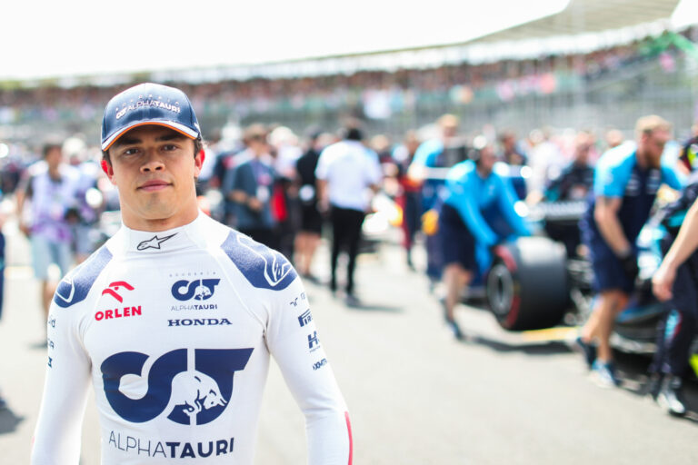 „Már Hamilton 8. címét is ellopták” – tényleg mondott ilyet a kirúgott Red Bull-pilóta?