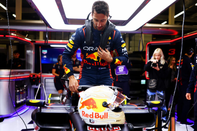Először vezetett idén a visszatérő Ricciardo, tempója lenyűgözte a Red Bullt